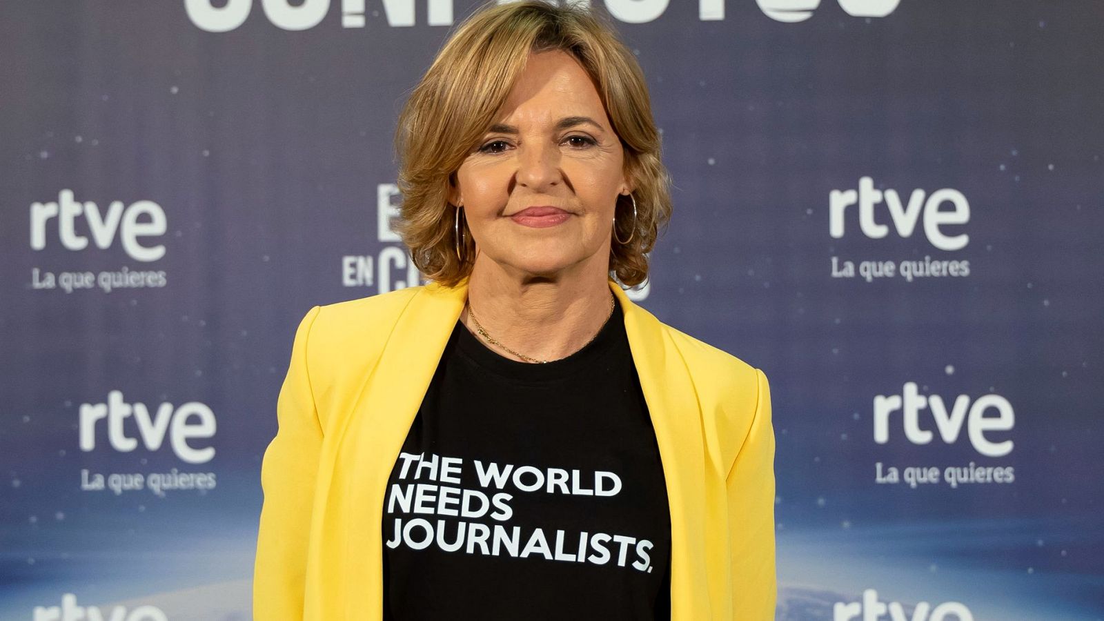 La corresponsal de TVE Almudena Ariza recibe la Medalla de Oro de Cruz Roja