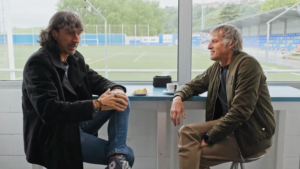 Amavisca se une a Calleja para renovar los vestuarios del equipo femenino de Suances, en ‘Volando voy, volando vengo’