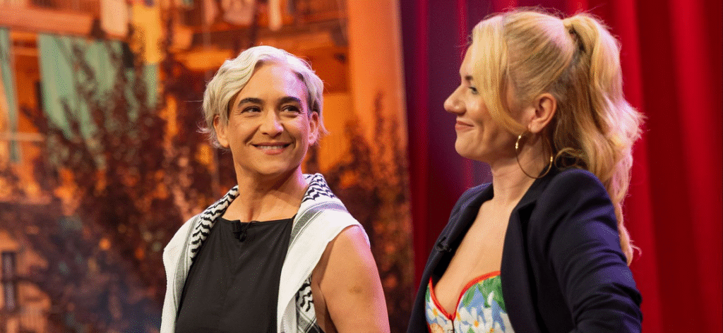 Ada Colau y Laura Escanes visitan ‘Al cielo con ella’