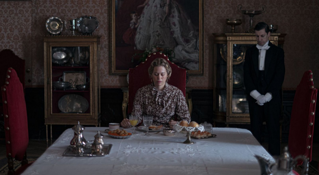 El triunfo republicano provoca el exilio de la familia real en París en ‘ENA’