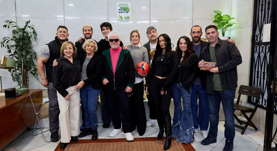 ‘La Revuelta’ emite esta noche una edición muy especial con Pedro Almodóvar y Pablo Carbonell como invitados